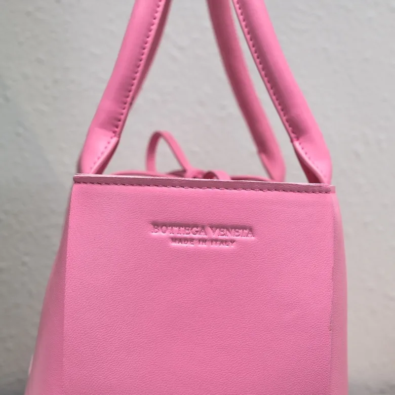 Batch 1760 medium arco, BottegaVeneta# official website latest sheepskin with inner sheepskin SLIP tote handbag, and the logo has been changed to the side panel😍The oversized woven design really makes it a huge gap from ordinary tote bags🔗🔗Different color combinations inside and outside ⛓Daniel Lee leads the brand's DNA to continue to evolve with fresh inspiration🧬🧬showing a balanced style of luxury and reality👉: 30*20*12 Model: 9893#